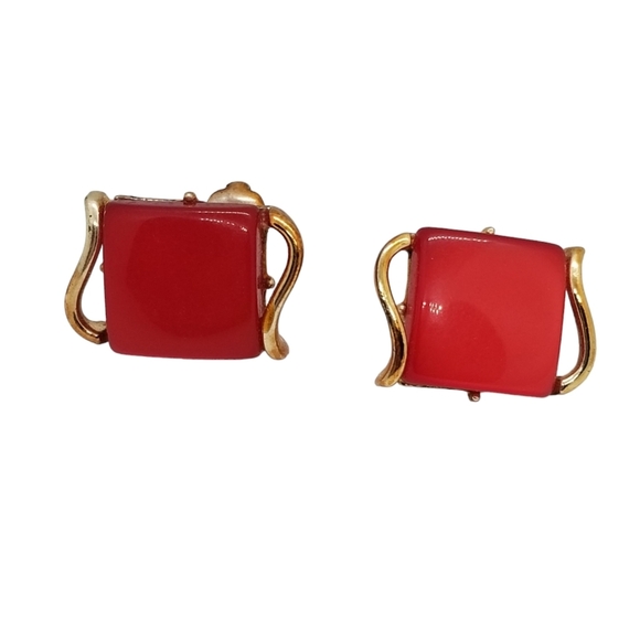 COROCRAFT 1950S CHERRY RED SQUARE LUCITE & GOLDTONED CLIP ON EARRINGS - Picture 4 of 7
